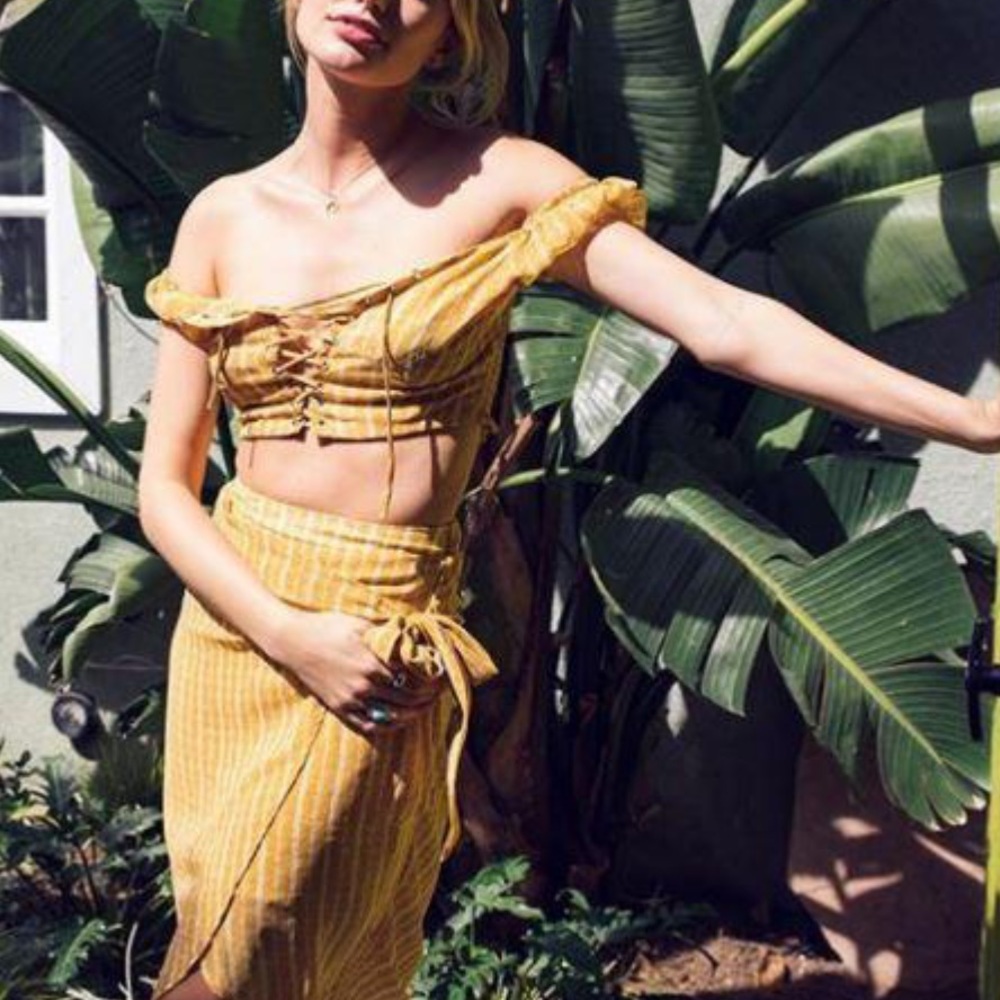 4si3nna off shoulder crop top